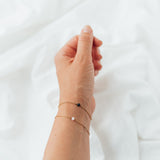 Malin Bracelet: zartes Goldarmband mit dunkelgrünen und rosa Glassteinen, Tragebild