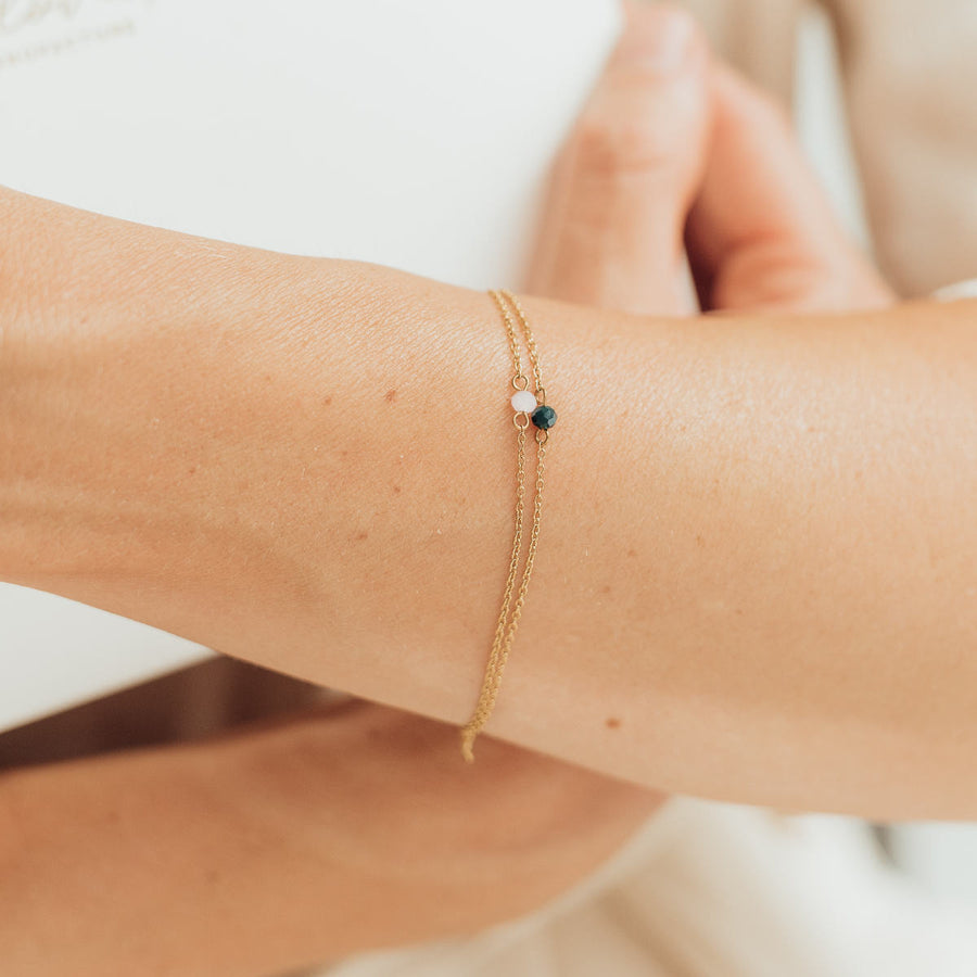 Malin Bracelet: zartes Goldarmband mit dunkelgrünen und rosa Glassteinen, Tragebild