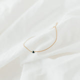 Malin Bracelet: zartes Goldarmband mit dunkelgrünem Glasstein