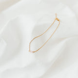 Malin Bracelet: zartes Goldarmband mit rosanem Glasstein, Produktbild