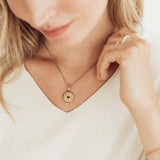 Love Necklace mit Prägung - Römer 8,38-39 – ein elegantes Design und eine Botschaft voller Herz von So Loved Manufacture.