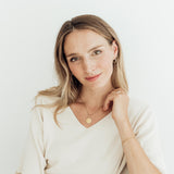 Love Necklace mit Prägung - Römer 8,38-39 – ein elegantes Design und eine Botschaft voller Herz von So Loved Manufacture.