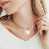 Love Necklace mit Prägung - Römer 8,38-39 – ein elegantes Design und eine Botschaft voller Herz von So Loved Manufacture.