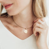 Love Necklace mit Prägung - Römer 8,38-39 – ein elegantes Design und eine Botschaft voller Herz von So Loved Manufacture.