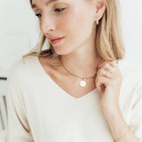 Love Necklace mit Prägung - Römer 8,38-39 – ein elegantes Design und eine Botschaft voller Herz von So Loved Manufacture.