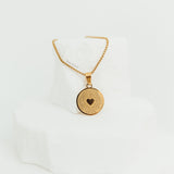 Love Necklace mit Prägung - Römer 8,38-39 – ein elegantes Design und eine Botschaft voller Herz von So Loved Manufacture.