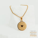 Love Necklace mit Prägung - Römer 8,38-39 – ein elegantes Design und eine Botschaft voller Herz von So Loved Manufacture.