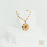 Love Necklace mit Prägung - Römer 8,38-39 – ein elegantes Design und eine Botschaft voller Herz von So Loved Manufacture.