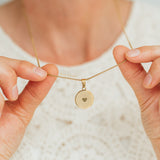 Love Necklace mit Prägung - Römer 8,38-39 – ein elegantes Design und eine Botschaft voller Herz von So Loved Manufacture.