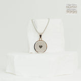 Love Necklace mit Prägung - Römer 8,38-39 – ein elegantes Design und eine Botschaft voller Herz von So Loved Manufacture.