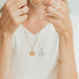 Love Necklace mit Prägung - Römer 8,38-39 – ein elegantes Design und eine Botschaft voller Herz von So Loved Manufacture.