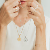 Love Necklace mit Prägung - Römer 8,38-39 – ein elegantes Design und eine Botschaft voller Herz von So Loved Manufacture.