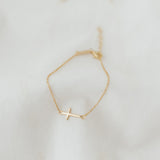 Side Cross Bracelet (Gold Vermeil) | Armband für €39.99 von So Loved Manufacture