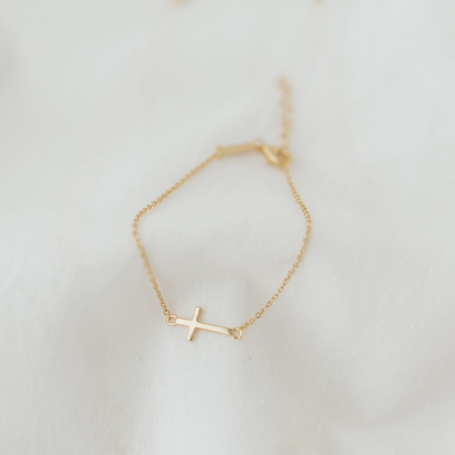 Side Cross Bracelet (Gold Vermeil) | Armband für €39.99 von So Loved Manufacture