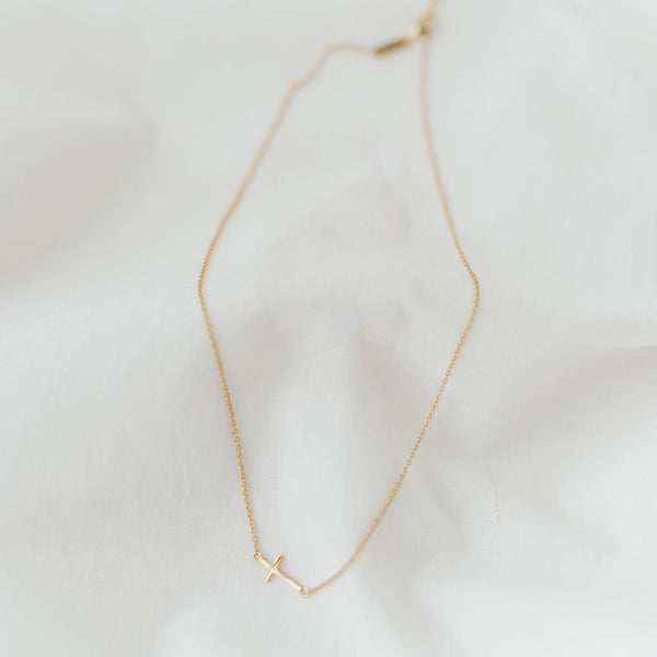 Side Cross Necklace (Gold Vermeil) | Kette für €49.99 von So Loved Manufacture
