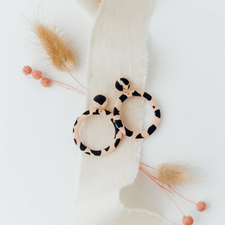 Leo Circle (with cutout) | Ohrringe für €17.99 von So Loved Manufacture