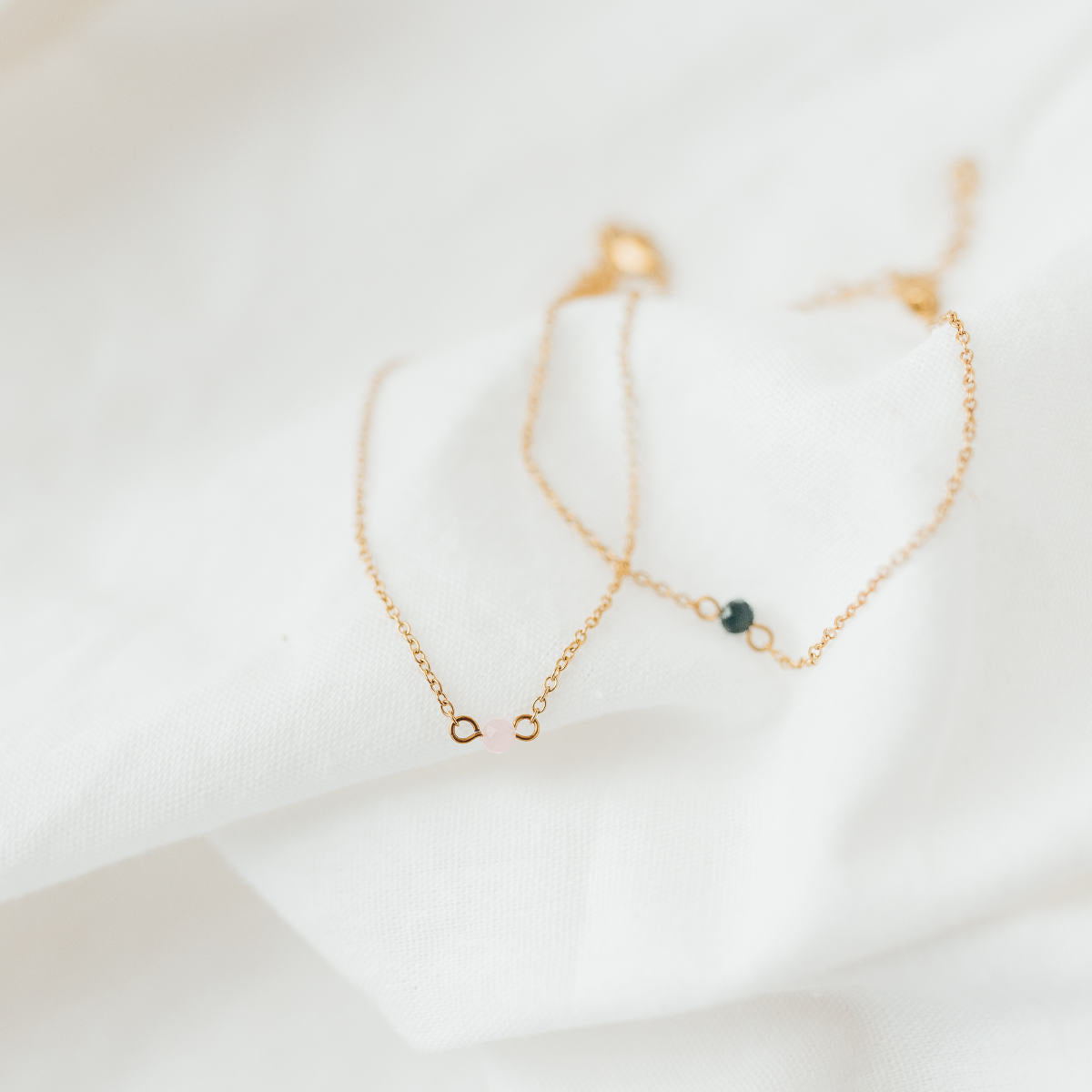 Malin Bracelet: zartes Goldarmband mit rosanem oder grünem Glasstein
