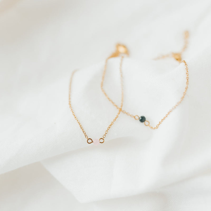Malin Bracelet: zartes Goldarmband mit rosanem oder grünem Glasstein