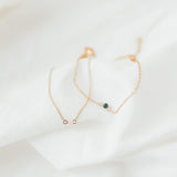 Malin Bracelet: zartes Goldarmband mit dunkelgrünen und rosa Glassteinen