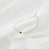 Malin Bracelet: zartes Goldarmband mit dunkelgrünem Glasstein