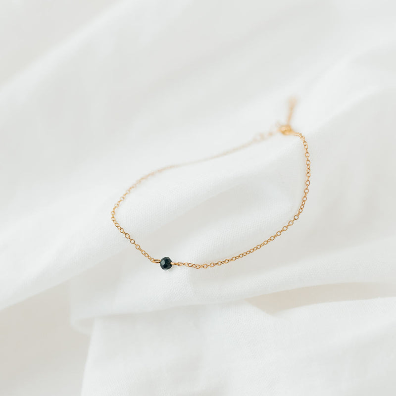 Malin Bracelet: zartes Goldarmband mit dunkelgrünem Glasstein