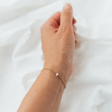 Malin Bracelet: zartes Goldarmband mit rosanem Glasstein, Tragebild