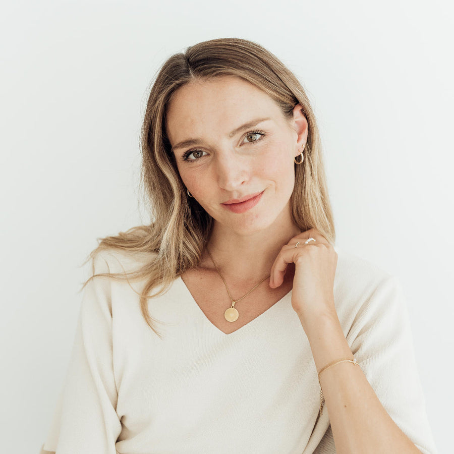 Love Necklace mit Prägung - Römer 8,38-39 – ein elegantes Design und eine Botschaft voller Herz von So Loved Manufacture.