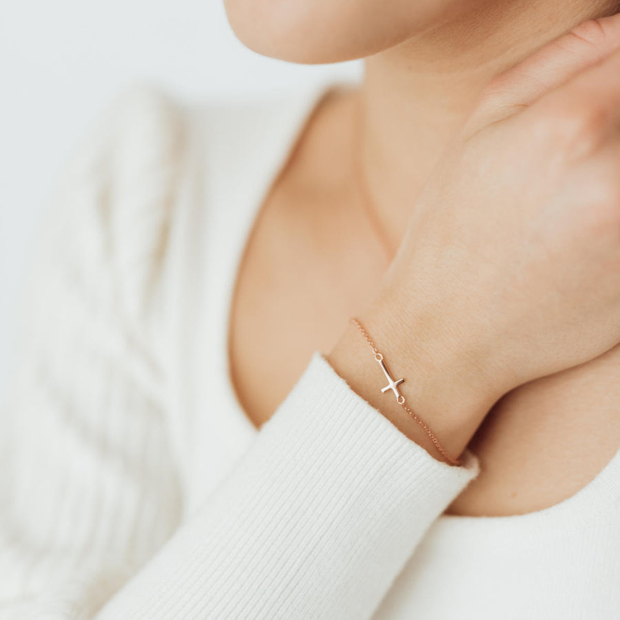 Side Cross Bracelet (Gold Vermeil) | Armband für €39.99 von So Loved Manufacture