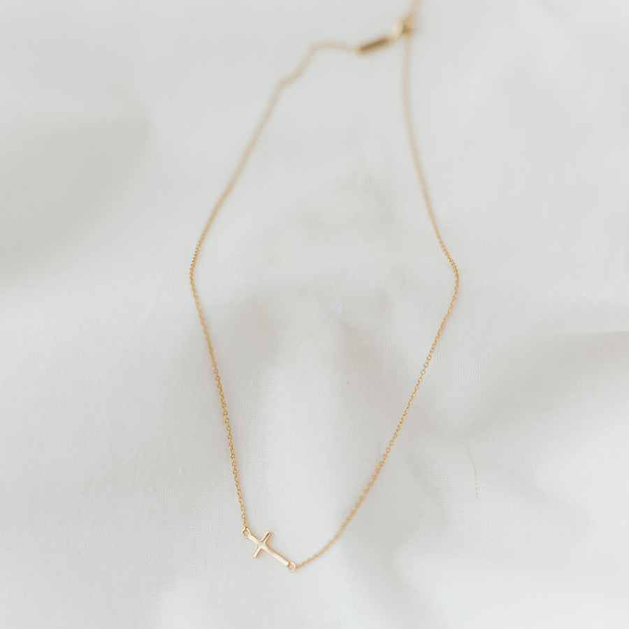 Side Cross Necklace (Gold Vermeil) | Kette für €49.99 von So Loved Manufacture