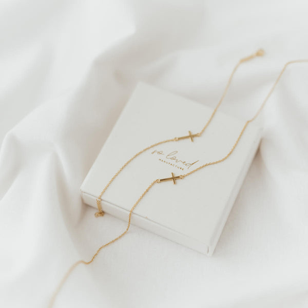 Side Cross Necklace (Gold Vermeil) | Kette für €49.99 von So Loved Manufacture