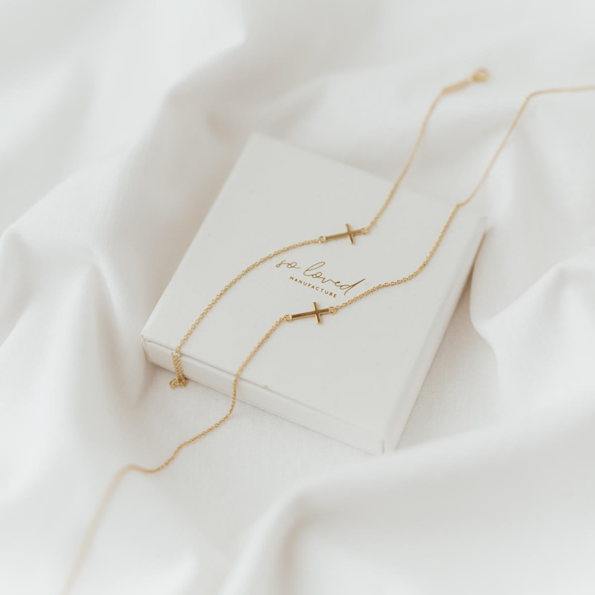 Side Cross Necklace (Gold Vermeil) | Kette für €49.99 von So Loved Manufacture
