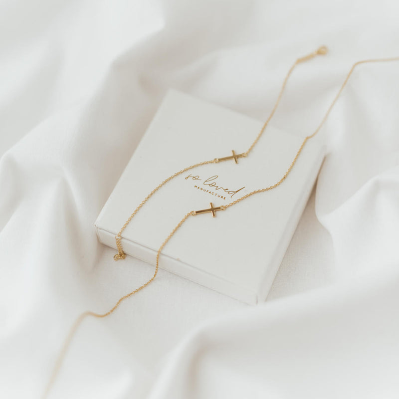 Side Cross Necklace (Gold Vermeil) | Kette für €49.99 von So Loved Manufacture