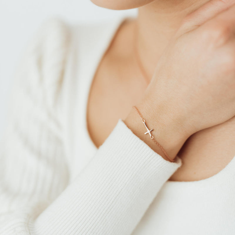 Side Cross Necklace (Gold Vermeil) | Kette für €49.99 von So Loved Manufacture