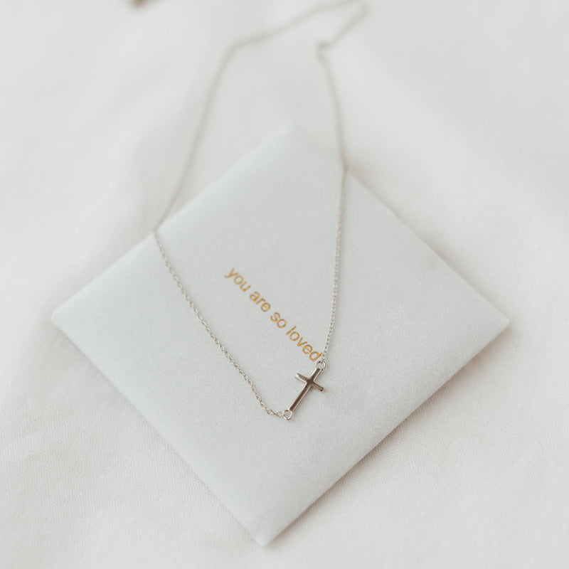 Side Cross Necklace (Gold Vermeil) | Kette für €49.99 von So Loved Manufacture
