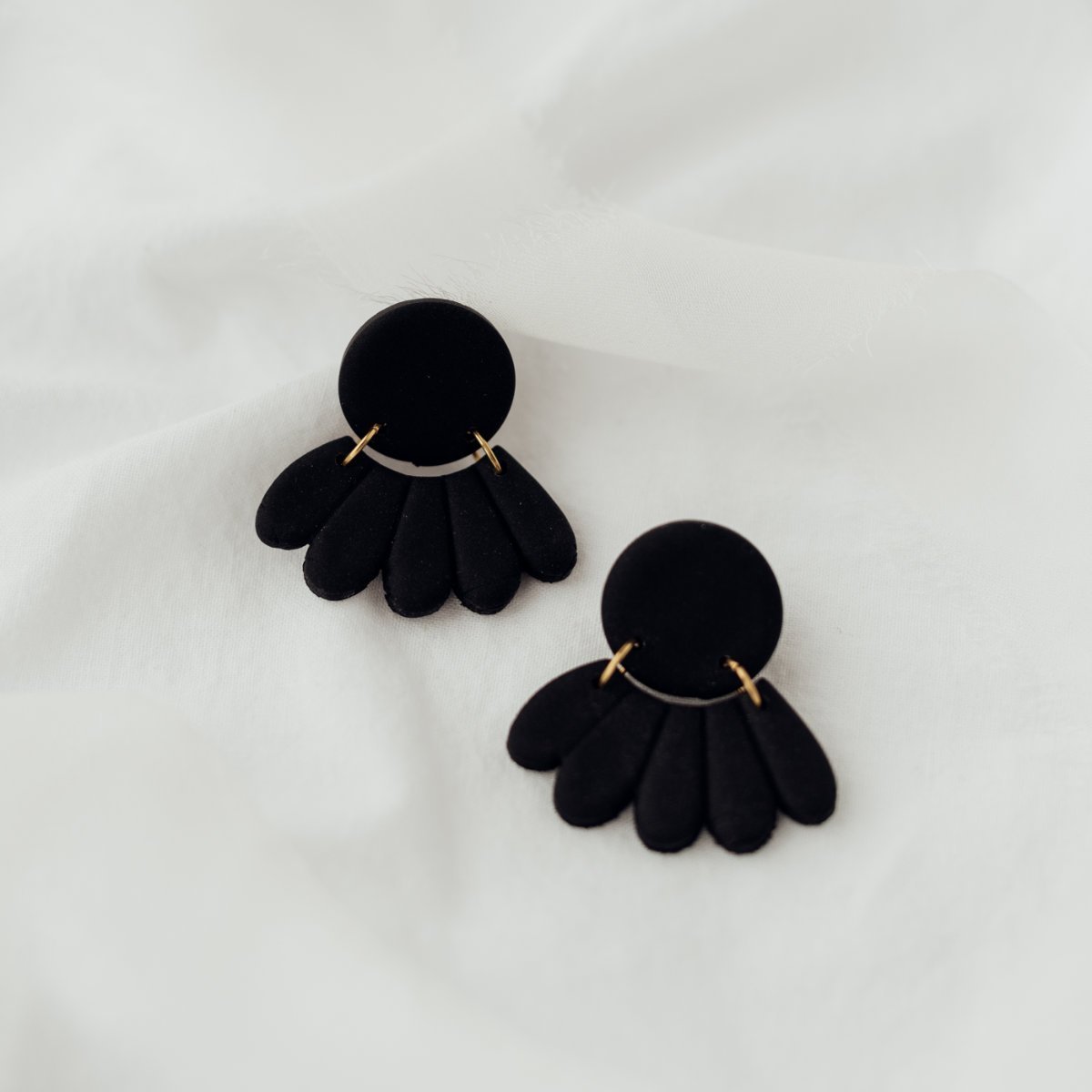 Black Flower | Ohrringe für €19.99 von So Loved Manufacture