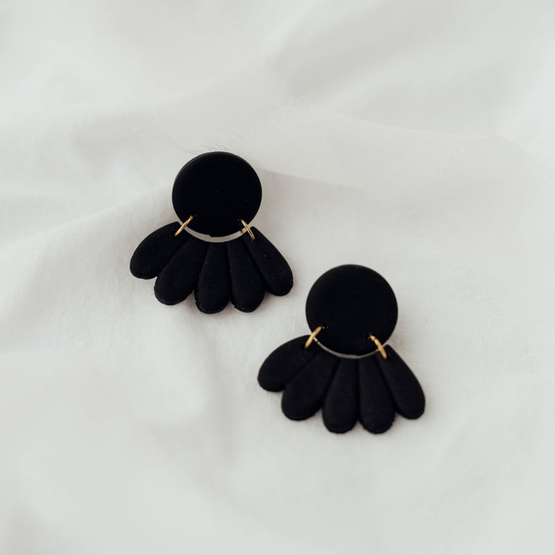 Black Flower | Ohrringe für €19.99 von So Loved Manufacture