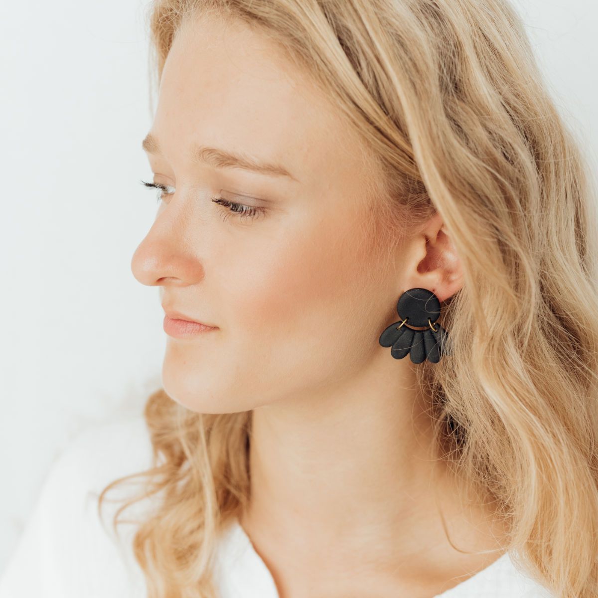 Black Flower | Ohrringe für €19.99 von So Loved Manufacture
