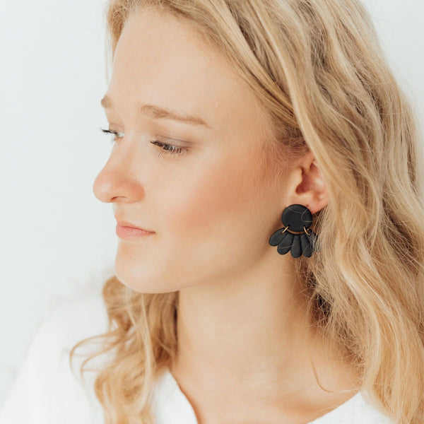 Black Flower | Ohrringe für €19.99 von So Loved Manufacture