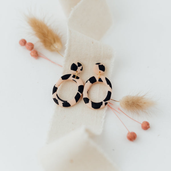 Leo Oval (with cutout) | Ohrringe für €17.99 von So Loved Manufacture
