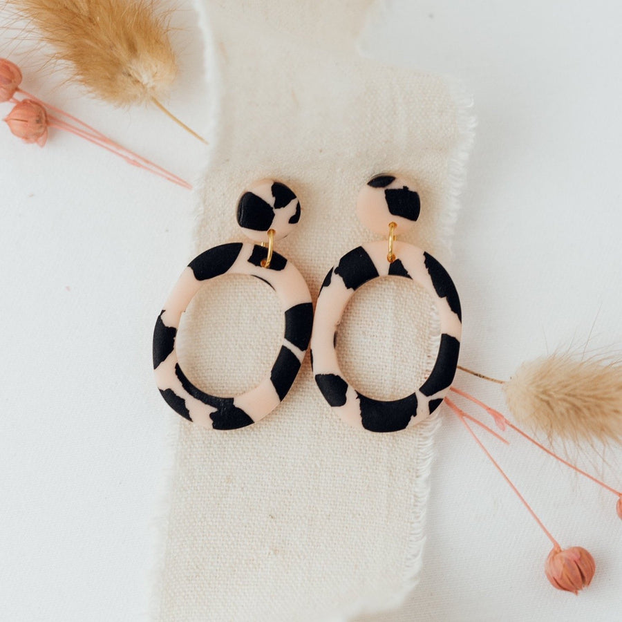 Leo Oval (with cutout) | Ohrringe für €17.99 von So Loved Manufacture