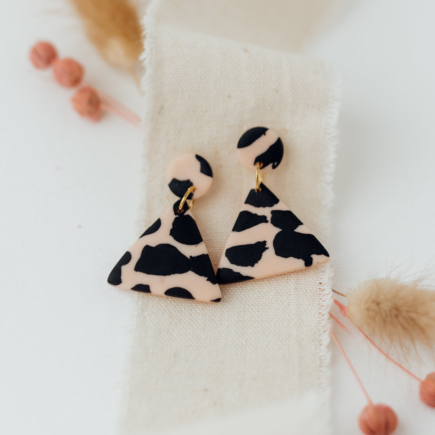Leo Triangle | Ohrringe für €17.99 von So Loved Manufacture