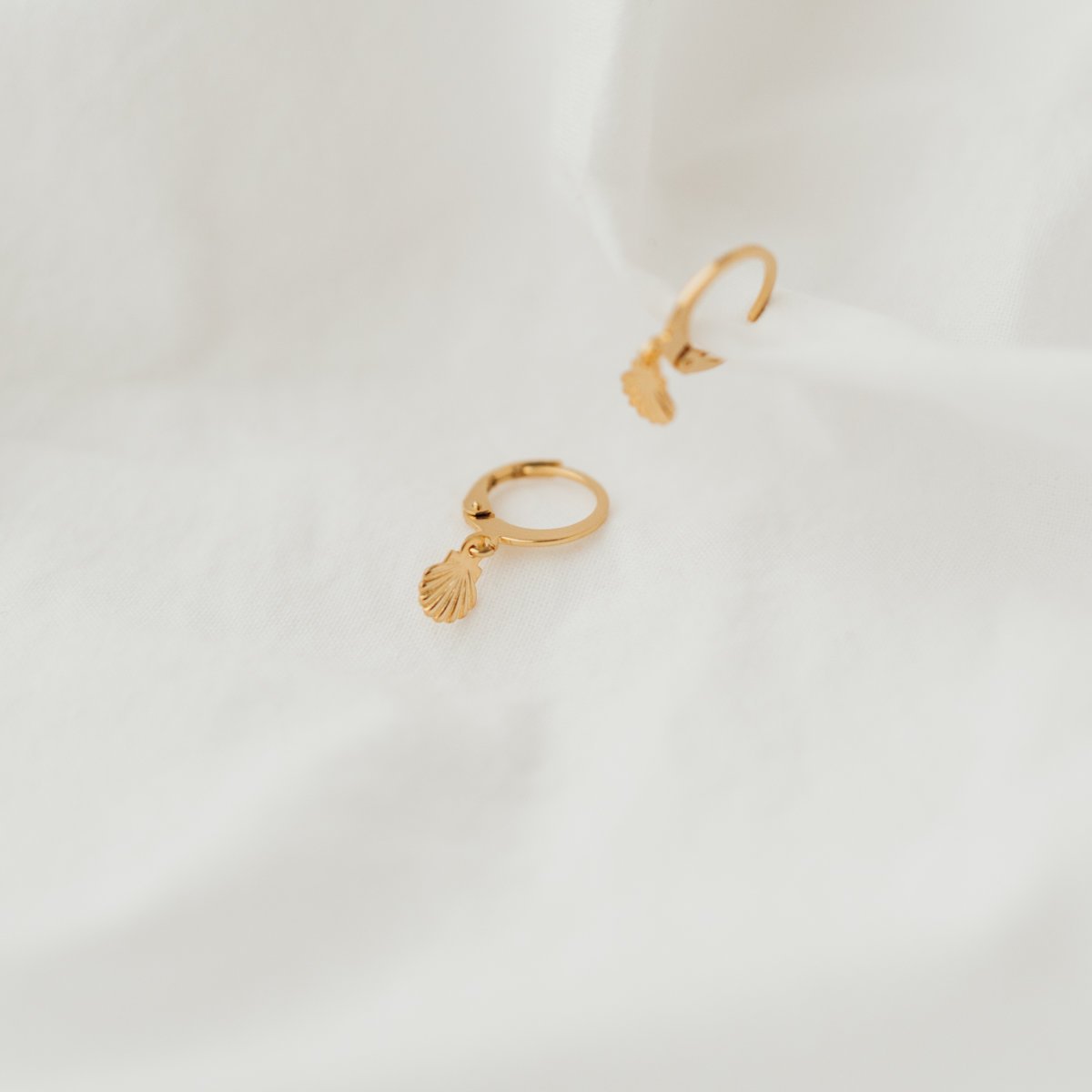 Shell Hoops | Ohrringe für €19.99 von So Loved Manufacture